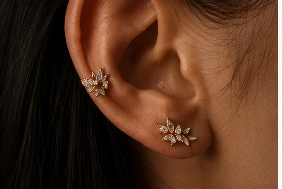 Ohrpiercing mit goldenem Schmuck